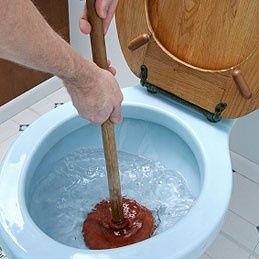 L'eau reste dans l'évier: question et solution Deboucheur-WC
